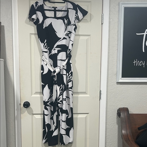 Liz Claiborne Pants - Liz Claiborne Black and White Floral Jumpsuit